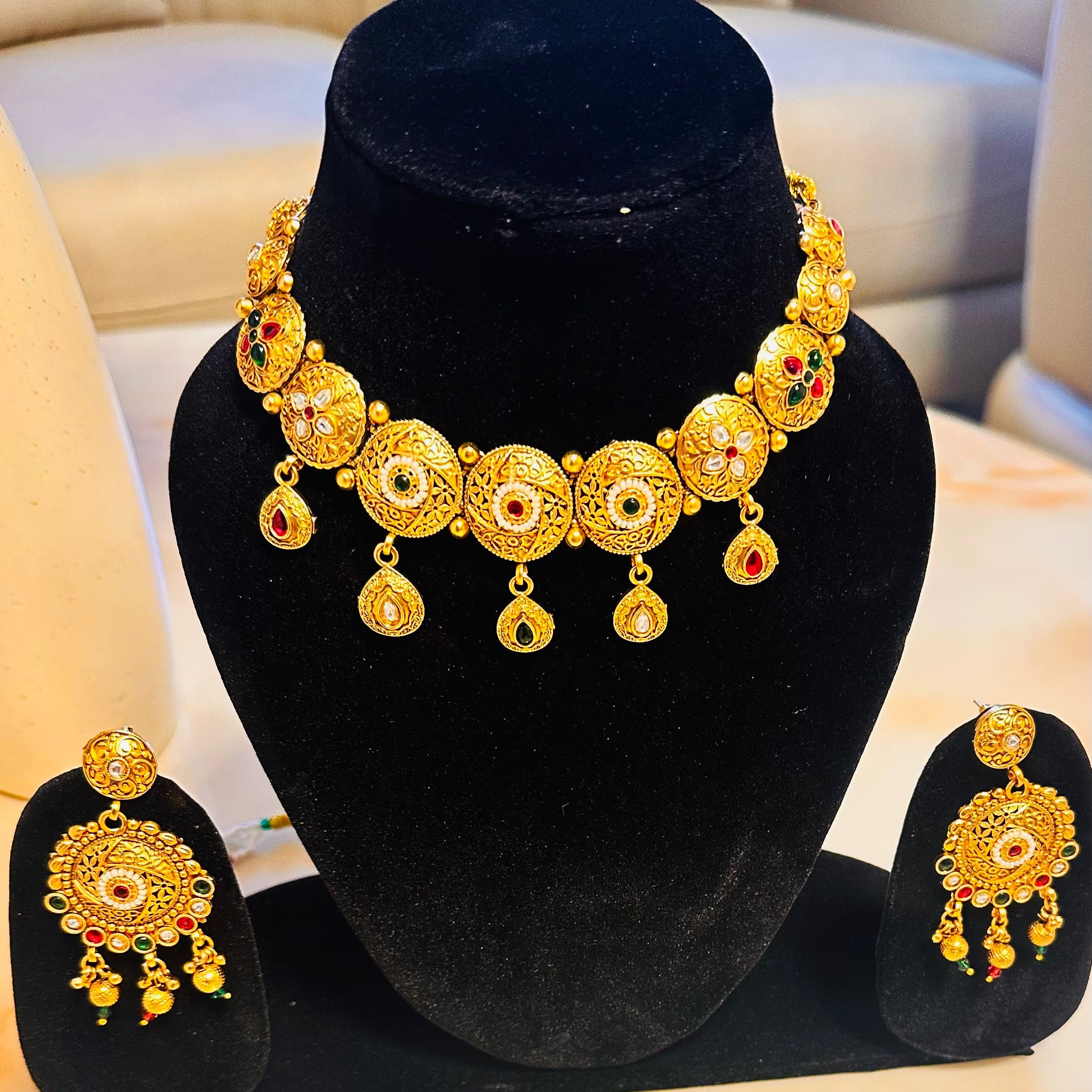 Elegant golden necklace